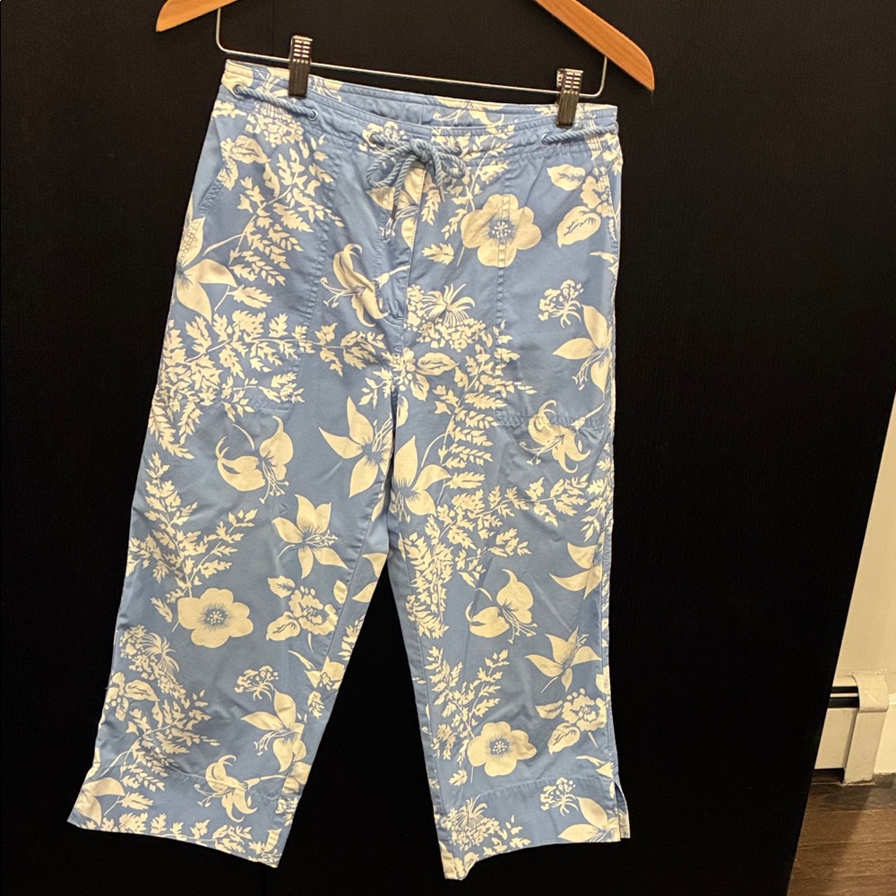 Lauren Ralph Lauren Blue Floral Capris. Tropical. size 6